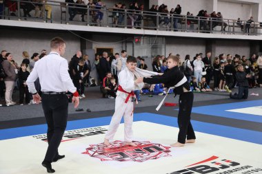 ODESSA, UKRAINE - 6 Nisan 2025: Ukrayna ulusal yarışmacı jiu jitsu genç sporcuları yoğun dövüşler düzenliyor, şampiyonluk için tatamiyle mücadele ediyorlar