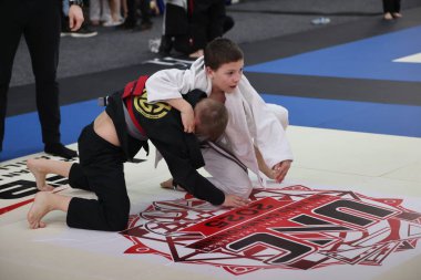 ODESSA, UKRAINE - 6 Nisan 2025: Ukrayna ulusal yarışmacı jiu jitsu genç sporcuları yoğun dövüşler düzenliyor, şampiyonluk için tatamiyle mücadele ediyorlar