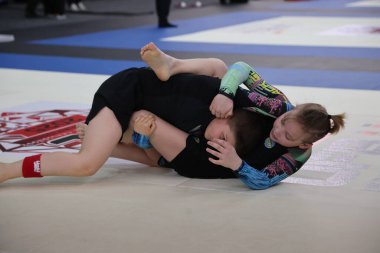 ODESSA, UKRAINE - 6 Nisan 2025: Ukrayna ulusal yarışmacı jiu jitsu genç sporcuları yoğun dövüşler düzenliyor, şampiyonluk için tatamiyle mücadele ediyorlar