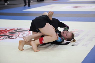ODESSA, UKRAINE - 6 Nisan 2025: Ukrayna ulusal yarışmacı jiu jitsu genç sporcuları yoğun dövüşler düzenliyor, şampiyonluk için tatamiyle mücadele ediyorlar