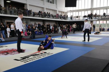 ODESSA, UKRAINE - 6 Nisan 2025: Ukrayna ulusal yarışmacı jiu jitsu genç sporcuları yoğun dövüşler düzenliyor, şampiyonluk için tatamiyle mücadele ediyorlar