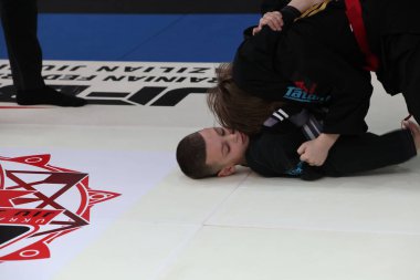 ODESSA, UKRAINE - 6 Nisan 2025: Ukrayna ulusal yarışmacı jiu jitsu genç sporcuları yoğun dövüşler düzenliyor, şampiyonluk için tatamiyle mücadele ediyorlar
