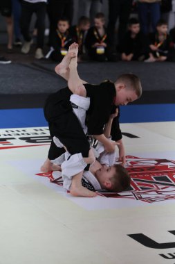 ODESSA, UKRAINE - 6 Nisan 2025: Ukrayna ulusal yarışmacı jiu jitsu genç sporcuları yoğun dövüşler düzenliyor, şampiyonluk için tatamiyle mücadele ediyorlar