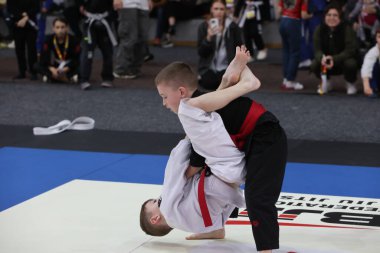ODESSA, UKRAINE - 6 Nisan 2025: Ukrayna ulusal yarışmacı jiu jitsu genç sporcuları yoğun dövüşler düzenliyor, şampiyonluk için tatamiyle mücadele ediyorlar
