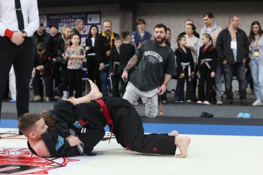 ODESSA, UKRAINE - 6 Nisan 2025: Ukrayna ulusal yarışmacı jiu jitsu genç sporcuları yoğun dövüşler düzenliyor, şampiyonluk için tatamiyle mücadele ediyorlar