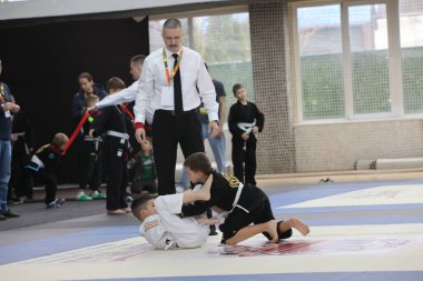 ODESSA, UKRAINE - 6 Nisan 2025: Ukrayna ulusal yarışmacı jiu jitsu genç sporcuları yoğun dövüşler düzenliyor, şampiyonluk için tatamiyle mücadele ediyorlar