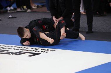 ODESSA, UKRAINE - 6 Nisan 2025: Ukrayna ulusal yarışmacı jiu jitsu genç sporcuları yoğun dövüşler düzenliyor, şampiyonluk için tatamiyle mücadele ediyorlar