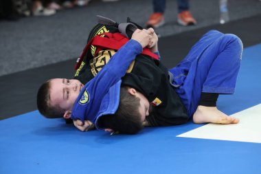 ODESSA, UKRAINE - 6 Nisan 2025: Ukrayna ulusal yarışmacı jiu jitsu genç sporcuları yoğun dövüşler düzenliyor, şampiyonluk için tatamiyle mücadele ediyorlar