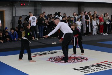 ODESSA, UKRAINE - 6 Nisan 2025: Ukrayna ulusal yarışmacı jiu jitsu genç sporcuları yoğun dövüşler düzenliyor, şampiyonluk için tatamiyle mücadele ediyorlar