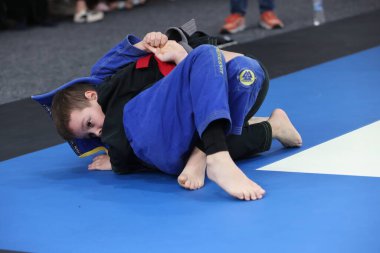 ODESSA, UKRAINE - 6 Nisan 2025: Ukrayna ulusal yarışmacı jiu jitsu genç sporcuları yoğun dövüşler düzenliyor, şampiyonluk için tatamiyle mücadele ediyorlar