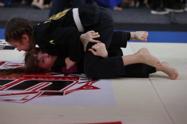 ODESSA, UKRAINE - 6 Nisan 2025: Ukrayna ulusal yarışmacı jiu jitsu genç sporcuları yoğun dövüşler düzenliyor, şampiyonluk için tatamiyle mücadele ediyorlar