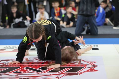 ODESSA, UKRAINE - 6 Nisan 2025: Ukrayna ulusal yarışmacı jiu jitsu genç sporcuları yoğun dövüşler düzenliyor, şampiyonluk için tatamiyle mücadele ediyorlar