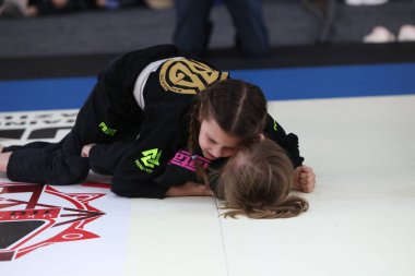 ODESSA, UKRAINE - 6 Nisan 2025: Ukrayna ulusal yarışmacı jiu jitsu genç sporcuları yoğun dövüşler düzenliyor, şampiyonluk için tatamiyle mücadele ediyorlar