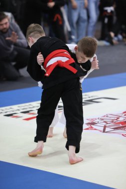 ODESSA, UKRAINE - 6 Nisan 2025: Ukrayna ulusal yarışmacı jiu jitsu genç sporcuları yoğun dövüşler düzenliyor, şampiyonluk için tatamiyle mücadele ediyorlar