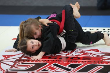 ODESSA, UKRAINE - 6 Nisan 2025: Ukrayna ulusal yarışmacı jiu jitsu genç sporcuları yoğun dövüşler düzenliyor, şampiyonluk için tatamiyle mücadele ediyorlar