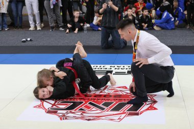 ODESSA, UKRAINE - 6 Nisan 2025: Ukrayna ulusal yarışmacı jiu jitsu genç sporcuları yoğun dövüşler düzenliyor, şampiyonluk için tatamiyle mücadele ediyorlar