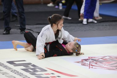 ODESSA, UKRAINE - 6 Nisan 2025: Ukrayna ulusal yarışmacı jiu jitsu genç sporcuları yoğun dövüşler düzenliyor, şampiyonluk için tatamiyle mücadele ediyorlar