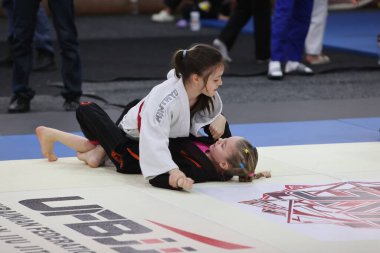 ODESSA, UKRAINE - 6 Nisan 2025: Ukrayna ulusal yarışmacı jiu jitsu genç sporcuları yoğun dövüşler düzenliyor, şampiyonluk için tatamiyle mücadele ediyorlar