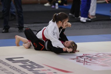 ODESSA, UKRAINE - 6 Nisan 2025: Ukrayna ulusal yarışmacı jiu jitsu genç sporcuları yoğun dövüşler düzenliyor, şampiyonluk için tatamiyle mücadele ediyorlar