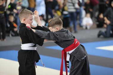 ODESSA, UKRAINE - 6 Nisan 2025: Ukrayna ulusal yarışmacı jiu jitsu genç sporcuları yoğun dövüşler düzenliyor, şampiyonluk için tatamiyle mücadele ediyorlar