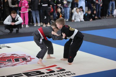 ODESSA, UKRAINE - 6 Nisan 2025: Ukrayna ulusal yarışmacı jiu jitsu genç sporcuları yoğun dövüşler düzenliyor, şampiyonluk için tatamiyle mücadele ediyorlar