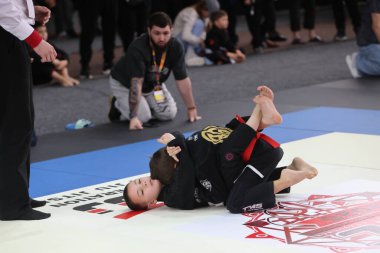 ODESSA, UKRAINE - 6 Nisan 2025: Ukrayna ulusal yarışmacı jiu jitsu genç sporcuları yoğun dövüşler düzenliyor, şampiyonluk için tatamiyle mücadele ediyorlar