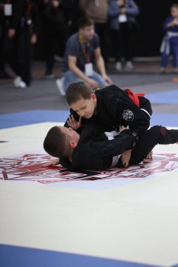 ODESSA, UKRAINE - 6 Nisan 2025: Ukrayna ulusal yarışmacı jiu jitsu genç sporcuları yoğun dövüşler düzenliyor, şampiyonluk için tatamiyle mücadele ediyorlar