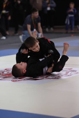 ODESSA, UKRAINE - 6 Nisan 2025: Ukrayna ulusal yarışmacı jiu jitsu genç sporcuları yoğun dövüşler düzenliyor, şampiyonluk için tatamiyle mücadele ediyorlar