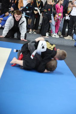 ODESSA, UKRAINE - 6 Nisan 2025: Ukrayna ulusal yarışmacı jiu jitsu genç sporcuları yoğun dövüşler düzenliyor, şampiyonluk için tatamiyle mücadele ediyorlar