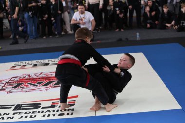 ODESSA, UKRAINE - 6 Nisan 2025: Ukrayna ulusal yarışmacı jiu jitsu genç sporcuları yoğun dövüşler düzenliyor, şampiyonluk için tatamiyle mücadele ediyorlar