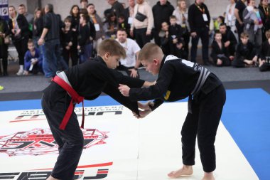 ODESSA, UKRAINE - 6 Nisan 2025: Ukrayna ulusal yarışmacı jiu jitsu genç sporcuları yoğun dövüşler düzenliyor, şampiyonluk için tatamiyle mücadele ediyorlar