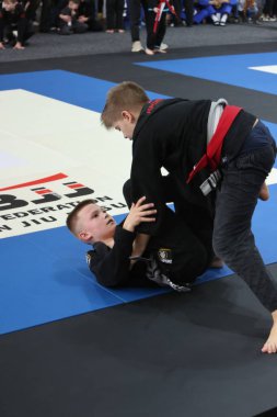 ODESSA, UKRAINE - 6 Nisan 2025: Ukrayna ulusal yarışmacı jiu jitsu genç sporcuları yoğun dövüşler düzenliyor, şampiyonluk için tatamiyle mücadele ediyorlar