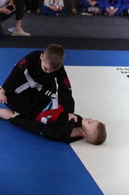 ODESSA, UKRAINE - 6 Nisan 2025: Ukrayna ulusal yarışmacı jiu jitsu genç sporcuları yoğun dövüşler düzenliyor, şampiyonluk için tatamiyle mücadele ediyorlar