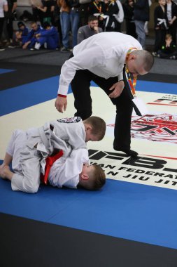 ODESSA, UKRAINE - 6 Nisan 2025: Ukrayna ulusal yarışmacı jiu jitsu genç sporcuları yoğun dövüşler düzenliyor, şampiyonluk için tatamiyle mücadele ediyorlar