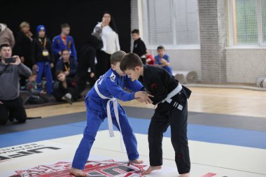 ODESSA, UKRAINE - 6 Nisan 2025: Ukrayna ulusal yarışmacı jiu jitsu genç sporcuları yoğun dövüşler düzenliyor, şampiyonluk için tatamiyle mücadele ediyorlar
