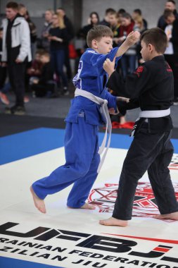 ODESSA, UKRAINE - 6 Nisan 2025: Ukrayna ulusal yarışmacı jiu jitsu genç sporcuları yoğun dövüşler düzenliyor, şampiyonluk için tatamiyle mücadele ediyorlar