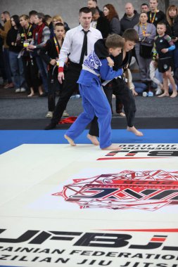 ODESSA, UKRAINE - 6 Nisan 2025: Ukrayna ulusal yarışmacı jiu jitsu genç sporcuları yoğun dövüşler düzenliyor, şampiyonluk için tatamiyle mücadele ediyorlar