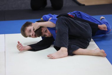 ODESSA, UKRAINE - 6 Nisan 2025: Ukrayna ulusal yarışmacı jiu jitsu genç sporcuları yoğun dövüşler düzenliyor, şampiyonluk için tatamiyle mücadele ediyorlar