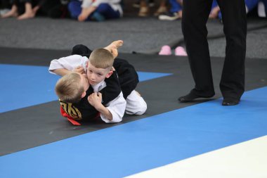 ODESSA, UKRAINE - 6 Nisan 2025: Ukrayna ulusal yarışmacı jiu jitsu genç sporcuları yoğun dövüşler düzenliyor, şampiyonluk için tatamiyle mücadele ediyorlar