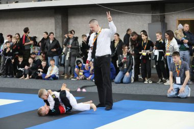 ODESSA, UKRAINE - 6 Nisan 2025: Ukrayna ulusal yarışmacı jiu jitsu genç sporcuları yoğun dövüşler düzenliyor, şampiyonluk için tatamiyle mücadele ediyorlar