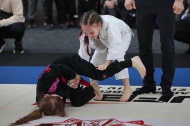 ODESSA, UKRAINE - 6 Nisan 2025: Ukrayna ulusal yarışmacı jiu jitsu genç sporcuları yoğun dövüşler düzenliyor, şampiyonluk için tatamiyle mücadele ediyorlar