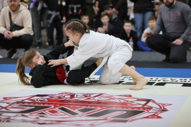 ODESSA, UKRAINE - 6 Nisan 2025: Ukrayna ulusal yarışmacı jiu jitsu genç sporcuları yoğun dövüşler düzenliyor, şampiyonluk için tatamiyle mücadele ediyorlar
