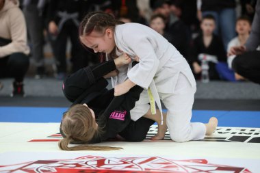 ODESSA, UKRAINE - 6 Nisan 2025: Ukrayna ulusal yarışmacı jiu jitsu genç sporcuları yoğun dövüşler düzenliyor, şampiyonluk için tatamiyle mücadele ediyorlar