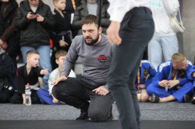 ODESSA, UKRAINE - 6 Nisan 2025: Ukrayna ulusal yarışmacı jiu jitsu genç sporcuları yoğun dövüşler düzenliyor, şampiyonluk için tatamiyle mücadele ediyorlar