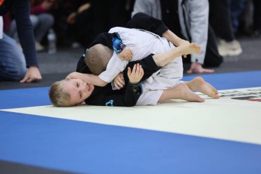 ODESSA, UKRAINE - 6 Nisan 2025: Ukrayna ulusal yarışmacı jiu jitsu genç sporcuları yoğun dövüşler düzenliyor, şampiyonluk için tatamiyle mücadele ediyorlar