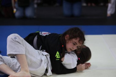 ODESSA, UKRAINE - 6 Nisan 2025: Ukrayna ulusal yarışmacı jiu jitsu genç sporcuları yoğun dövüşler düzenliyor, şampiyonluk için tatamiyle mücadele ediyorlar