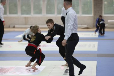 ODESSA, UKRAINE - 6 Nisan 2025: Ukrayna ulusal yarışmacı jiu jitsu genç sporcuları yoğun dövüşler düzenliyor, şampiyonluk için tatamiyle mücadele ediyorlar