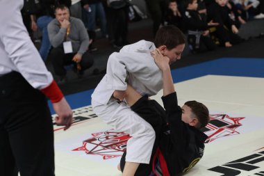 ODESSA, UKRAINE - 6 Nisan 2025: Ukrayna ulusal yarışmacı jiu jitsu genç sporcuları yoğun dövüşler düzenliyor, şampiyonluk için tatamiyle mücadele ediyorlar