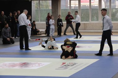 ODESSA, UKRAINE - 6 Nisan 2025: Ukrayna ulusal yarışmacı jiu jitsu genç sporcuları yoğun dövüşler düzenliyor, şampiyonluk için tatamiyle mücadele ediyorlar