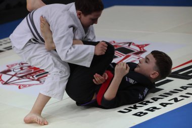 ODESSA, UKRAINE - 6 Nisan 2025: Ukrayna ulusal yarışmacı jiu jitsu genç sporcuları yoğun dövüşler düzenliyor, şampiyonluk için tatamiyle mücadele ediyorlar